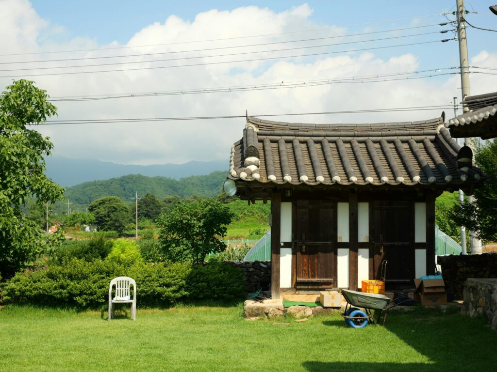 pexels-photo-31171714-31171714 Charming traditional Korean house in a serene countryside setting, ideal for relaxing experiences.